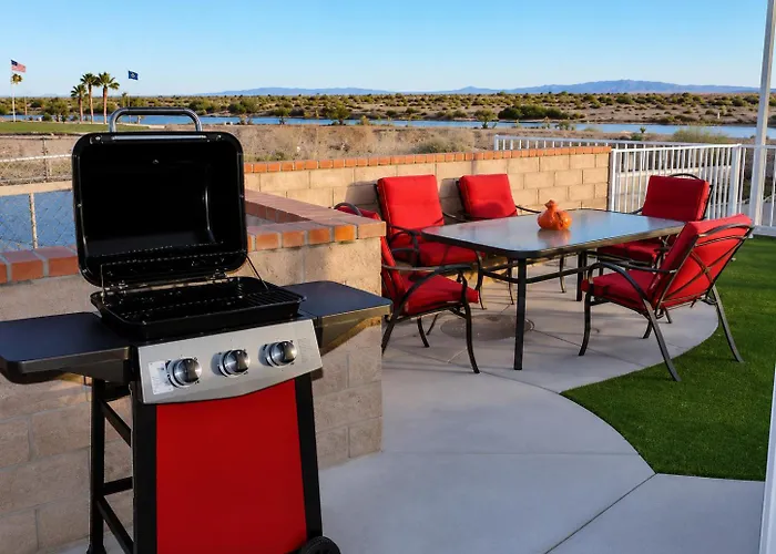 Сasa de vacaciones Riverfront Ruby Red With Private Dock & View Bullhead City